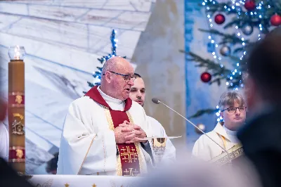 W niedzielę 11 stycznia 2026 r., na zakończenie rodzinnej Mszy Świętej o godz. 12.00, odbyło się uroczyste podsumowanie roku formacyjnego Liturgicznej Służby Ołtarza Katedry Rzeszowskiej.

Statuetkę Złotego Ministranta otrzymali Karol Kowalski oraz Dawid Pruchnicki.
Statuetkę Srebrnego Ministranta otrzymał Piotr Warzybok.
Statuetkę Brązowego Ministranta otrzymał Paweł Górka.

Wszystkim nagrodzonym serdecznie gratulujemy, a pozostałych ministrantów zachęcamy do dalszej, wytrwałej i gorliwej służby przy ołtarzu.

Serdecznie dziękujemy osobom i firmom wspierającym działalność Liturgicznej Służby Ołtarza:
– Państwu Jolancie i Sławomirowi Zawidlakom (Majstal – cięcie laserowe),
– Państwu Sylwii i Łukaszowi Kowalskim (drukowalscy.pl) za przygotowanie projektu i ufundowanie statuetek,
– Państwu Annie i Sławomirowi Wilkom (Matteo Travel – Biuro Podróży) za wsparcie finansowe, które umożliwia ministrantom nieodpłatne korzystanie z hali sportowej.

Wyrażamy wdzięczność wszystkim parafianom, którzy w uroczystość Objawienia Pańskiego zakupili „kadzidło”, wspierając w ten sposób Fundusz Ministrancki.

Dziękujemy przede wszystkim ks. Pawłowi Wójcikowi za codzienną troskę, opiekę i formację Liturgicznej Służby Ołtarza.

Zapraszamy wszystkich chłopców, którzy chcieliby dołączyć do grona Liturgicznej Służby Ołtarza. Służba przy ołtarzu to piękna droga pogłębiania wiary, nauki odpowiedzialności oraz współtworzenia piękna liturgii.

Fot. Joanna Prasoł