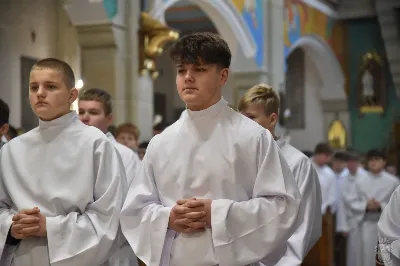 W sobotę, 15 listopada 2025 r., w Sanktuarium św. Józefa w Rzeszowie aż 205 ministrantów z całej diecezji otrzymało błogosławieństwo do pełnienia funkcji lektora. Wśród nich znalazło się dziesięciu przedstawicieli naszej parafii – 9 chłopców i 1 dorosły mężczyzna.

Podczas uroczystości Ks. Bp Kazimierz Górny przypomniał, jak odpowiedzialna jest rola tych, którzy proklamują Słowo Boże. Podkreślił, że liczy się nie tylko piękna dykcja i postawa liturgiczna, ale również godne, chrześcijańskie życie na co dzień.

Nowi lektorzy z naszej parafii to: Wojciech, Paweł, Piotr, Wojciech, Dawid, Damian, Dawid, Michał, Olaf, Aleksander.

Składamy serdeczne gratulacje nowym lektorom, ich rodzicom oraz ks. Pawłowi Wójcikowi – opiekunowi LSO! Niech zapał i gotowość do służby sprawią, że ich posługa Słowa będzie umacniać całą naszą wspólnotę.

fot. ks. Jakub Oczkowicz, Łukasz Lewandowski, Wiktor Woliński