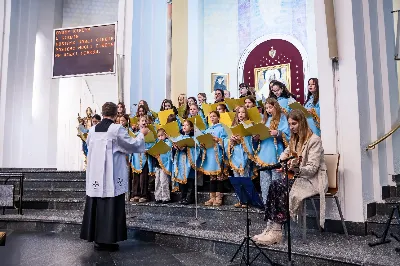 W niedzielę 11 stycznia 2026 r., na zakończenie rodzinnej Mszy Świętej o godz. 12.00, odbyło się uroczyste podsumowanie roku formacyjnego Liturgicznej Służby Ołtarza Katedry Rzeszowskiej.

Statuetkę Złotego Ministranta otrzymali Karol Kowalski oraz Dawid Pruchnicki.
Statuetkę Srebrnego Ministranta otrzymał Piotr Warzybok.
Statuetkę Brązowego Ministranta otrzymał Paweł Górka.

Wszystkim nagrodzonym serdecznie gratulujemy, a pozostałych ministrantów zachęcamy do dalszej, wytrwałej i gorliwej służby przy ołtarzu.

Serdecznie dziękujemy osobom i firmom wspierającym działalność Liturgicznej Służby Ołtarza:
– Państwu Jolancie i Sławomirowi Zawidlakom (Majstal – cięcie laserowe),
– Państwu Sylwii i Łukaszowi Kowalskim (drukowalscy.pl) za przygotowanie projektu i ufundowanie statuetek,
– Państwu Annie i Sławomirowi Wilkom (Matteo Travel – Biuro Podróży) za wsparcie finansowe, które umożliwia ministrantom nieodpłatne korzystanie z hali sportowej.

Wyrażamy wdzięczność wszystkim parafianom, którzy w uroczystość Objawienia Pańskiego zakupili „kadzidło”, wspierając w ten sposób Fundusz Ministrancki.

Dziękujemy przede wszystkim ks. Pawłowi Wójcikowi za codzienną troskę, opiekę i formację Liturgicznej Służby Ołtarza.

Zapraszamy wszystkich chłopców, którzy chcieliby dołączyć do grona Liturgicznej Służby Ołtarza. Służba przy ołtarzu to piękna droga pogłębiania wiary, nauki odpowiedzialności oraz współtworzenia piękna liturgii.

Fot. Joanna Prasoł