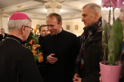 W liturgiczne wspomnienie św. Jana Apostoła (27 grudnia) w katedrze rzeszowskiej celebrowano Eucharystię, której przewodniczył bp Jan Wątroba. Mszę św. koncelebrował abp Edward Nowak, bp Edward Białogłowski, a także ok. 60 kapłanów, którzy wraz z przedstawicielami wspólnot, stowarzyszeń i instytucji modlili się w intencji Biskupa Rzeszowskiego z okazji jego imienin.
Homilię wygłosił ks. Janusz Kosior, proboszcz parafii pw. św. Jadwigi Królowej w Rzeszowie.
Na zakończenie Mszy św. bp Jan Wątroba podziękował za modlitwę i życzenia. 
fot. ks. Jakub Oczkowicz
