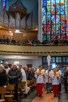 6 kwietnia 2023 r. o godz. 18.00 w Katedrze Rzeszowskiej rozpoczęła się Msza Wieczerzy Pańskiej, której przewodniczył bp Jan Wątroba. W koncelebrze uczestniczyli głównie księża z Parafii Katedralnej i z Wyższego Seminarium Duchownego w Rzeszowie. Po Komunii św. Najświętszy Sakrament przeniesiono do kaplicy adoracji zwanej "ciemnicą" przygotowaną w dolnym kościele Katedry. Podczas liturgii śpiewał Katedralny Chór Chłopięco-Męski "Pueri Cantores Resovienses" pod dyrekcją Edyty Kotuli oraz Angeli Pacuty.
fot. Joanna Prasoł