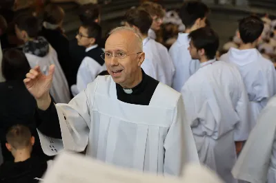 „Eucharystia powinna nas prowadzić do odkrycia kapłańskiej misji Ludu Bożego, kapłańskiej misji każdego z nas” – powiedział Biskup Rzeszowski podczas Mszy Wieczerzy Pańskiej, której przewodniczył w katedrze rzeszowskiej w Wielki Czwartek, 2 kwietnia 2026 r.

Podczas uroczystej liturgii Wielkiego Czwartku w katedrze rzeszowskiej, której przewodniczył bp Jan Wątroba, wierni zostali zaproszeni do refleksji nad tajemnicą Eucharystii, kapłaństwa oraz powołania całego Ludu Bożego do udziału w misji Chrystusa. Na zakończenie homilii biskup zachęcił do szczególnej modlitwy za kapłanów, zwłaszcza tych przeżywających trudności i kryzysy. „Panie Jezu, dobry pasterzu i towarzyszu wędrówki, dziś powierzamy Ci wszystkich kapłanów, ale zwłaszcza tych, którzy przechodzą chwilę kryzysu” – powiedział Biskup Rzeszowski. Wezwał także wspólnotę wiernych do troski o kapłanów poprzez modlitwę, życzliwość i wsparcie.

Wielkoczwartkowa liturgia w katedrze rzeszowskiej stała się nie tylko dziękczynieniem za dar Eucharystii i kapłaństwa, ale także wezwaniem do odnowienia świadomości odpowiedzialności każdego wiernego za życie Kościoła i świadectwo wiary w świecie. fot. ks. Jakub Oczkowicz