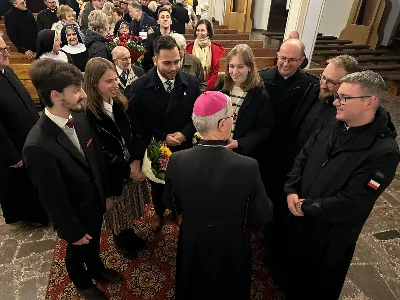 W liturgiczne wspomnienie św. Jana Apostoła (27.12.) w katedrze rzeszowskiej celebrowano Eucharystię, której przewodniczył bp Jan Wątroba. Mszę św. koncelebrował bp Edward Białogłowski, a także ok. 60 kapłanów, którzy wraz z przedstawicielami wspólnot, stowarzyszeń i instytucji modlili się w intencji Biskupa Rzeszowskiego z okazji jego imienin. Homilię wygłosił ks. Tomasz Nowak, proboszcz parafii pw. Świętego Krzyża w Rzeszowie, który pełni również funkcję dziekana dekanatu Rzeszów-Fara oraz wicedyrektora Katolickiego Radia Via. Na zakończenie Mszy św. bp Jan Wątroba podziękował za modlitwę i życzenia.