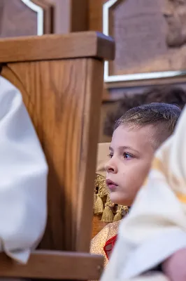 W niedzielę 11 stycznia 2026 r., na zakończenie rodzinnej Mszy Świętej o godz. 12.00, odbyło się uroczyste podsumowanie roku formacyjnego Liturgicznej Służby Ołtarza Katedry Rzeszowskiej.

Statuetkę Złotego Ministranta otrzymali Karol Kowalski oraz Dawid Pruchnicki.
Statuetkę Srebrnego Ministranta otrzymał Piotr Warzybok.
Statuetkę Brązowego Ministranta otrzymał Paweł Górka.

Wszystkim nagrodzonym serdecznie gratulujemy, a pozostałych ministrantów zachęcamy do dalszej, wytrwałej i gorliwej służby przy ołtarzu.

Serdecznie dziękujemy osobom i firmom wspierającym działalność Liturgicznej Służby Ołtarza:
– Państwu Jolancie i Sławomirowi Zawidlakom (Majstal – cięcie laserowe),
– Państwu Sylwii i Łukaszowi Kowalskim (drukowalscy.pl) za przygotowanie projektu i ufundowanie statuetek,
– Państwu Annie i Sławomirowi Wilkom (Matteo Travel – Biuro Podróży) za wsparcie finansowe, które umożliwia ministrantom nieodpłatne korzystanie z hali sportowej.

Wyrażamy wdzięczność wszystkim parafianom, którzy w uroczystość Objawienia Pańskiego zakupili „kadzidło”, wspierając w ten sposób Fundusz Ministrancki.

Dziękujemy przede wszystkim ks. Pawłowi Wójcikowi za codzienną troskę, opiekę i formację Liturgicznej Służby Ołtarza.

Zapraszamy wszystkich chłopców, którzy chcieliby dołączyć do grona Liturgicznej Służby Ołtarza. Służba przy ołtarzu to piękna droga pogłębiania wiary, nauki odpowiedzialności oraz współtworzenia piękna liturgii.

Fot. Joanna Prasoł