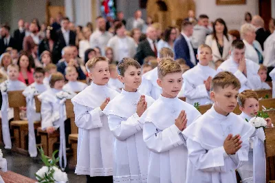 Maj to dla wielu najpiękniejszy miesiąc w roku. W liturgii Kościoła szczególnie wtedy czcimy Maryję oraz radujemy się ze Zmartwychwstania Pańskiego.
W niedzielę 12 maja w naszej Katedrze dzieci z klas III doświadczyły równie wielkiej radości po raz pierwszy w pełni uczestnicząc we Mszy Świętej. To niezwykłe spotkanie z Chrystusem w Komunii Świętej zostało poprzedzone przygotowaniem poprzez katechezy w szkole i spotkania w parafii, a także spowiedzią.
Poprzez niedzielną Eucharystie o godz. 12.00 celebrowaną przez ks. Krzysztofa Gołąbka, proboszcza naszej Katedry, 78 dzieci rozpoczęło wielką przygodę z Jezusem ukrytym w Najświętszym Sakramencie. Towarzyszyli im rodzice, którzy wraz ze swoimi dziećmi przygotowywali się do tego wydarzenia, a także najbliższa rodzina. Posługę w liturgii Mszy Świętej pełniły dzieci pierwszokomunijne oraz ich rodzice.
Wielka radość serc dzieci komunijnych promieniowała na wszystkich uczestników Mszy Świętej i przypominała zebranym na liturgii, że spotkanie z Jezusem Eucharystycznym to przywilej i wielkie szczęście. Czas tej wielkiej radości został przedłużony przez „Biały Tydzień”, w którym dzieci uczestniczyły w wieczornej Eucharystii, przyjmując Jezusa do swoich serc. 
Wszystkim dzieciom, które w tym roku przeżywały swoją Pierwszą Komunię Świętą, życzymy, aby nie gasł w nich zapał do poznawania Jezusa i Jego nauki, a radość, jaka towarzyszyła tym dniom, była nieodłączną towarzyszką ich spotkań z Jezusem w Eucharystii. A s. Julicie i ks. Julianowi dziękujemy za serce włożone w przygotowanie dzieci do tego wielkiego wydarzenia.
 
fot. Fotografia-64 Wacław Patro