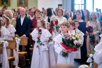 Maj to dla wielu najpiękniejszy miesiąc w roku. W liturgii Kościoła szczególnie wtedy czcimy Maryję oraz radujemy się ze Zmartwychwstania Pańskiego.
W niedzielę 12 maja w naszej Katedrze dzieci z klas III doświadczyły równie wielkiej radości po raz pierwszy w pełni uczestnicząc we Mszy Świętej. To niezwykłe spotkanie z Chrystusem w Komunii Świętej zostało poprzedzone przygotowaniem poprzez katechezy w szkole i spotkania w parafii, a także spowiedzią.
Poprzez niedzielną Eucharystie o godz. 12.00 celebrowaną przez ks. Krzysztofa Gołąbka, proboszcza naszej Katedry, 78 dzieci rozpoczęło wielką przygodę z Jezusem ukrytym w Najświętszym Sakramencie. Towarzyszyli im rodzice, którzy wraz ze swoimi dziećmi przygotowywali się do tego wydarzenia, a także najbliższa rodzina. Posługę w liturgii Mszy Świętej pełniły dzieci pierwszokomunijne oraz ich rodzice.
Wielka radość serc dzieci komunijnych promieniowała na wszystkich uczestników Mszy Świętej i przypominała zebranym na liturgii, że spotkanie z Jezusem Eucharystycznym to przywilej i wielkie szczęście. Czas tej wielkiej radości został przedłużony przez „Biały Tydzień”, w którym dzieci uczestniczyły w wieczornej Eucharystii, przyjmując Jezusa do swoich serc. 
Wszystkim dzieciom, które w tym roku przeżywały swoją Pierwszą Komunię Świętą, życzymy, aby nie gasł w nich zapał do poznawania Jezusa i Jego nauki, a radość, jaka towarzyszyła tym dniom, była nieodłączną towarzyszką ich spotkań z Jezusem w Eucharystii. A s. Julicie i ks. Julianowi dziękujemy za serce włożone w przygotowanie dzieci do tego wielkiego wydarzenia.
 
fot. Fotografia-64 Wacław Patro