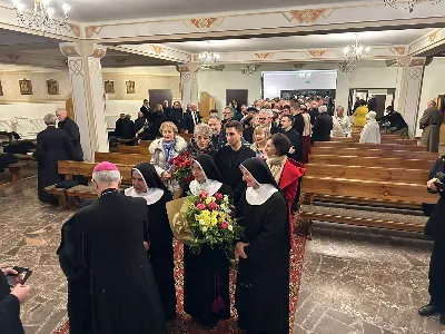 W liturgiczne wspomnienie św. Jana Apostoła (27.12.) w katedrze rzeszowskiej celebrowano Eucharystię, której przewodniczył bp Jan Wątroba. Mszę św. koncelebrował bp Edward Białogłowski, a także ok. 60 kapłanów, którzy wraz z przedstawicielami wspólnot, stowarzyszeń i instytucji modlili się w intencji Biskupa Rzeszowskiego z okazji jego imienin. Homilię wygłosił ks. Tomasz Nowak, proboszcz parafii pw. Świętego Krzyża w Rzeszowie, który pełni również funkcję dziekana dekanatu Rzeszów-Fara oraz wicedyrektora Katolickiego Radia Via. Na zakończenie Mszy św. bp Jan Wątroba podziękował za modlitwę i życzenia.