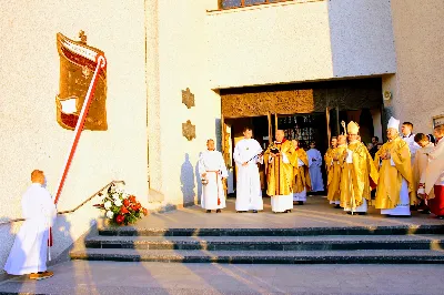 11 listopada 2018 r. o godz. 15.00 w katedrze rzeszowskiej, w ramach rzeszowskich obchodów Święta Niepodległości, odsłonięto tablicę upamiętniającą setną rocznicę odzyskania niepodległości przez Polskę. Tablicę poświęcił bp Jan Wątroba.  W uroczystości uczestniczyli głównie księża z dekanatu katedralnego. Przed odsłonięciem ks. Krzysztof Gołąbek, proboszcz parafii katedralnej, zwrócił uwagę na potrzebę wdzięczności. „Niech ta tablica będzie świadectwem tego, że pamiętamy; że jesteśmy wdzięczni najpierw Panu Bogu Bogu za dar wolnej Ojczyzny; że jesteśmy wdzięczni tym, którzy tę wolność i niepodległość nam wywalczyli, płacąc czasami najwyższą cenę – cenę życia. Ta tablica będzie także znakiem dla tych, którzy będą wchodzić do naszej rzeszowskiej katedry. (…) Przypomnieniem, że jesteśmy wezwani do odpowiedzialności za przyszłe losy naszej ojczyzny w myśl słów, które powiedział nasz Wielki Rodak, św. Jan Paweł II: «Wolność nie jest dana raz na zawsze. Trzeba ją stale zdobywać na nowo»” – mówił duchowny.  Odsłonięcia dokonali: bp Jan Wątroba, biskup rzeszowski, ks. Stanisław Mac, były proboszcz parafii katedralnej, ks. Stanisław Potera, dziekan dekanatu katedralnego i Tadeusz Ferenc, prezydent Rzeszowa.  Po odsłonięciu i poświęceniu odbyła się Msza św. w intencji ojczyzny, której przewodniczył bp Jan Wątroba. W homilii bp Wątroba, w nawiązaniu do fragmentów biblijnych o wdowach z Sarepty i Jerozolimy, mówił o ludzkiej drodze, która wiedzie od upokorzenia, przez zaufanie, do wywyższenia. Kaznodzieja zauważył, że w historii, którą przeszły wdowy, odbija się historia Polski z okresami upokorzenia, zawierzenia i wywyższenia. W nawiązaniu do postaci biblijnych kobiet,Biskup Rzeszowski zwrócił uwagę, że w walce o niepodległość Polski szczególną rolę odegrały kobiety, a wśród nich wdowy. Kaznodzieja przywołał słowa Józefa Dowbora-Muśnickiego, naczelnego dowódcy Powstania Wielkopolskiego: „Wszystkie zakusy rusyfikatorskie i germanizatorskie rozbijały się o zasady wpajane w nasze dusze i serca przez polską kobietę – nasze matki i siostry, nauczycielki. Rola mężczyzn w tej walce do pewnego stopnia była drugorzędna. Byliśmy niejako narzędziem w ręku kobiety, która moralną swą siłę czerpała z wiary w sprawiedliwość dziejową i z nauki Kościoła”.  Jubileuszowa tablica została wykonana z mosiądzu. Przedstawia kontury granic Polski z umieszczonymi w środku słowami: „100-lecie odzyskania niepodległości przez Polskę”. W górnej części znajduje się płaskorzeźba orła z godła Polski. Tablica otoczona jest biało czerwoną szarfą wykonaną z białego i czerwonego granitu. W górnej części szarfy znajdują się słowa: „Ojczyznę wolną pobłogosław Panie”. Na szczycie umieszczono krzyż kawalerski, który jest głównym elementem herbu Rzeszowa. Na rewersie tablicy znajduje się napis: „Dar mieszkańców Rzeszowa” (fundatorem tablicy są władze miasta Rzeszowa). Autorem projektu i wykonawcą jest pracownia Marcina Szczepaniaka z Rzeszowa. ks. Tomasz Nowak fot. Andrzej Kotowicz 