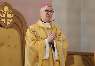 „Eucharystia powinna nas prowadzić do odkrycia kapłańskiej misji Ludu Bożego, kapłańskiej misji każdego z nas” – powiedział Biskup Rzeszowski podczas Mszy Wieczerzy Pańskiej, której przewodniczył w katedrze rzeszowskiej w Wielki Czwartek, 2 kwietnia 2026 r.

Podczas uroczystej liturgii Wielkiego Czwartku w katedrze rzeszowskiej, której przewodniczył bp Jan Wątroba, wierni zostali zaproszeni do refleksji nad tajemnicą Eucharystii, kapłaństwa oraz powołania całego Ludu Bożego do udziału w misji Chrystusa. Na zakończenie homilii biskup zachęcił do szczególnej modlitwy za kapłanów, zwłaszcza tych przeżywających trudności i kryzysy. „Panie Jezu, dobry pasterzu i towarzyszu wędrówki, dziś powierzamy Ci wszystkich kapłanów, ale zwłaszcza tych, którzy przechodzą chwilę kryzysu” – powiedział Biskup Rzeszowski. Wezwał także wspólnotę wiernych do troski o kapłanów poprzez modlitwę, życzliwość i wsparcie.

Wielkoczwartkowa liturgia w katedrze rzeszowskiej stała się nie tylko dziękczynieniem za dar Eucharystii i kapłaństwa, ale także wezwaniem do odnowienia świadomości odpowiedzialności każdego wiernego za życie Kościoła i świadectwo wiary w świecie. fot. ks. Jakub Oczkowicz