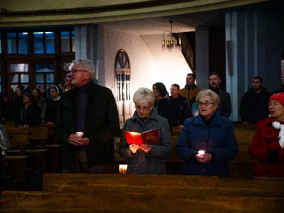 „Zaiste, godna jesteś, Matko, wszelkiej chwały, któraś między wszystkimi świętymi Najświętsze zrodziła Słowo. Od przyszłej kary wybaw nas, którzy pospołu do Ciebie wołamy: Alleluja”. Tymi słowami wychwalali Matkę Bożą zgromadzeni w rzeszowskiej katedrze w wigilię jednej z najważniejszych uroczystości w Kościele – uroczystości Niepokalanego Poczęcia Najświętszej Maryi Panny. W tym szczególnym dniu miało miejsce nabożeństwo Akatystu ku czci Bogurodzicy – jednego z najstarszych hymnów liturgicznych wychwalających Najświętszą Maryję Pannę.

Nabożeństwo zyskało szczególną rangę, gdyż wraz z wiernymi modlił się także Biskup Rzeszowski Jan Wątroba, co podkreślało doniosłość tego wydarzenia dla katedralnej wspólnoty.

Historia Akatystu sięga V wieku, a jego autorstwo przypisuje się świętemu Romanowi Pieśniarzowi. Według tradycji, święty otrzymał hymn w niezwykły sposób – miał się mu objawić we śnie Niebiański Wysłannik i wręczyć zwój z tekstem. Rankiem święty Roman wyśpiewał jego treść, a hymn ten przez wieki rozbrzmiewa ku czci Bogurodzicy. Według jednej z podań historycznych, Akatyst został po raz pierwszy wykonany 7 sierpnia 626 roku, gdy – za wstawiennictwem Maryi – miasto Konstantynopol zostało cudownie uratowane przed najazdem. Wtedy też mieszkańcy śpiewali hymn całą noc, stojąc na znak wdzięczności i czci.

Choć Akatyst wywodzi się z tradycji bizantyńskiej i jest ściśle związany z liturgią wschodnią, już w VIII wieku został przetłumaczony na łacinę, a później na wiele języków narodowych. W ten sposób trafił także do praktyki liturgicznej Kościoła Zachodniego. Współcześnie jest odmawiany i śpiewany w wielu kościołach w Polsce – zwłaszcza przy okazji uroczystości maryjnych, takich jak 8 grudnia (Niepokalane Poczęcie NMP) czy 25 marca (Zwiastowanie NMP).

Akatyst składa się z 24 zwrotek, które ułożone są według kolejnych liter alfabetu. Każda strofa wprowadza głęboką refleksję nad tajemnicą Wcielenia Słowa i rolą Maryi w planie zbawienia. Niezwykłym elementem tej modlitwy jest fakt, że każda dłuższa strofa rozpoczyna się uroczystym „Witaj”, a kończy wezwaniem „Witaj Oblubienico Dziewicza”. Ze względu na greckie znaczenie słowa akathistos („nie siedzący”), hymn wykonuje się na stojąco.

W przeddzień uroczystości Niepokalanego Poczęcia NMP wierni licznie zgromadzili się w rzeszowskiej katedrze, by wspólnie uwielbiać Tę, która została zachowana od zmazy pierworodnej. Wprowadzenia w modlitwę Akatystu dokonał ks. Julian Wybraniec, przypominając historię tego starożytnego nabożeństwa i objaśniając jego strukturę. Po uroczystej procesji wejścia, przy figurze Matki Bożej Fatimskiej, rozpoczęto modlitwę wezwaniem „O Waleczna Hetmanko”. Nabożeństwu przewodniczył ks. Karol Migut, wikariusz katedralny, a trzygłosowy śpiew poprowadziła Katedralna Schola Liturgiczna pod dyrekcją ks. Juliana Wybrańca.

Wyjątkowy klimat tej modlitwy podkreślały elementy pełne symboliki – figura Matki Bożej wielokrotnie okadzana, światła w świątyni niemal całkowicie zgaszone, a jedynym światłem stały się zapalone świece trzymane w dłoniach wiernych. Nabożeństwo zakończyło się uroczystym błogosławieństwem i rozesłaniem.

Bogactwo duchowe i teologiczne Akatystu pozwoliło uczestnikom nie tylko przygotować się do uroczystości Niepokalanego Poczęcia, ale także pogłębić refleksję nad rolą Maryi w Boskim planie zbawienia. Wyszeptane i uniesione modlitwy pomogły wiernym dostrzec, że Maryja jest Przewodniczką na drodze przygotowania do przyjścia Zbawiciela – zarówno w nadchodzącego Bożego Narodzenia, jak i w oczekiwanym powtórnym przyjściu Chrystusa na ziemię.

Niech ta modlitwa, odwieczna w swojej treści i dziś odżywająca przez wspólne uczestnictwo, pogłębi w nas wiarę, nadzieję i miłość – zwłaszcza w czasie Adwentu.

Angelika Karnasiewicz, fot. Antoni Ważny