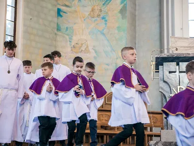W V Niedzielę Wielkiego Postu, podczas Mszy Świętej o godz. 12:00, ks. Krzysztof Gołąbek – proboszcz naszej Katedry, przyjął do grona Liturgicznej Służby Ołtarza siedmiu nowych ministrantów.  Po odpowiednim przygotowaniu, pod czujnym okiem ks. Pawła Wójcika oraz animatorów Adama i Miłosza, chłopcy otrzymali stopień ministranta choralisty – po raz pierwszy założyli kołnierzyki i otrzymali legitymacje ministranckie. To wyjątkowy moment i ogromna radość dla naszej wspólnoty! Podczas Mszy Świętej zaśpiewała Dziewczęca Schola Katedralna. Serdecznie gratulujemy chłopcom odwagi oraz życzymy wytrwałości w tej pięknej służbie przy Ołtarzu Pana Jezusa. Jeśli chcesz dołączyć do grona ministrantów – serdecznie zapraszamy! Zainteresowanych prosimy o kontakt z ks. Pawłem Wójcikiem.
fot. Antoni Ważny