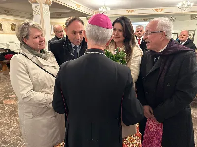 W liturgiczne wspomnienie św. Jana Apostoła (27.12.) w katedrze rzeszowskiej celebrowano Eucharystię, której przewodniczył bp Jan Wątroba. Mszę św. koncelebrował bp Edward Białogłowski, a także ok. 60 kapłanów, którzy wraz z przedstawicielami wspólnot, stowarzyszeń i instytucji modlili się w intencji Biskupa Rzeszowskiego z okazji jego imienin. Homilię wygłosił ks. Tomasz Nowak, proboszcz parafii pw. Świętego Krzyża w Rzeszowie, który pełni również funkcję dziekana dekanatu Rzeszów-Fara oraz wicedyrektora Katolickiego Radia Via. Na zakończenie Mszy św. bp Jan Wątroba podziękował za modlitwę i życzenia.