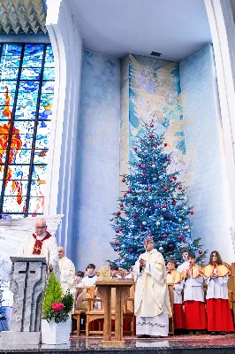 W niedzielę 11 stycznia 2026 r., na zakończenie rodzinnej Mszy Świętej o godz. 12.00, odbyło się uroczyste podsumowanie roku formacyjnego Liturgicznej Służby Ołtarza Katedry Rzeszowskiej.

Statuetkę Złotego Ministranta otrzymali Karol Kowalski oraz Dawid Pruchnicki.
Statuetkę Srebrnego Ministranta otrzymał Piotr Warzybok.
Statuetkę Brązowego Ministranta otrzymał Paweł Górka.

Wszystkim nagrodzonym serdecznie gratulujemy, a pozostałych ministrantów zachęcamy do dalszej, wytrwałej i gorliwej służby przy ołtarzu.

Serdecznie dziękujemy osobom i firmom wspierającym działalność Liturgicznej Służby Ołtarza:
– Państwu Jolancie i Sławomirowi Zawidlakom (Majstal – cięcie laserowe),
– Państwu Sylwii i Łukaszowi Kowalskim (drukowalscy.pl) za przygotowanie projektu i ufundowanie statuetek,
– Państwu Annie i Sławomirowi Wilkom (Matteo Travel – Biuro Podróży) za wsparcie finansowe, które umożliwia ministrantom nieodpłatne korzystanie z hali sportowej.

Wyrażamy wdzięczność wszystkim parafianom, którzy w uroczystość Objawienia Pańskiego zakupili „kadzidło”, wspierając w ten sposób Fundusz Ministrancki.

Dziękujemy przede wszystkim ks. Pawłowi Wójcikowi za codzienną troskę, opiekę i formację Liturgicznej Służby Ołtarza.

Zapraszamy wszystkich chłopców, którzy chcieliby dołączyć do grona Liturgicznej Służby Ołtarza. Służba przy ołtarzu to piękna droga pogłębiania wiary, nauki odpowiedzialności oraz współtworzenia piękna liturgii.

Fot. Joanna Prasoł