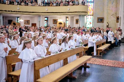 Maj to dla wielu najpiękniejszy miesiąc w roku. W liturgii Kościoła szczególnie wtedy czcimy Maryję oraz radujemy się ze Zmartwychwstania Pańskiego.
W niedzielę 12 maja w naszej Katedrze dzieci z klas III doświadczyły równie wielkiej radości po raz pierwszy w pełni uczestnicząc we Mszy Świętej. To niezwykłe spotkanie z Chrystusem w Komunii Świętej zostało poprzedzone przygotowaniem poprzez katechezy w szkole i spotkania w parafii, a także spowiedzią.
Poprzez niedzielną Eucharystie o godz. 12.00 celebrowaną przez ks. Krzysztofa Gołąbka, proboszcza naszej Katedry, 78 dzieci rozpoczęło wielką przygodę z Jezusem ukrytym w Najświętszym Sakramencie. Towarzyszyli im rodzice, którzy wraz ze swoimi dziećmi przygotowywali się do tego wydarzenia, a także najbliższa rodzina. Posługę w liturgii Mszy Świętej pełniły dzieci pierwszokomunijne oraz ich rodzice.
Wielka radość serc dzieci komunijnych promieniowała na wszystkich uczestników Mszy Świętej i przypominała zebranym na liturgii, że spotkanie z Jezusem Eucharystycznym to przywilej i wielkie szczęście. Czas tej wielkiej radości został przedłużony przez „Biały Tydzień”, w którym dzieci uczestniczyły w wieczornej Eucharystii, przyjmując Jezusa do swoich serc. 
Wszystkim dzieciom, które w tym roku przeżywały swoją Pierwszą Komunię Świętą, życzymy, aby nie gasł w nich zapał do poznawania Jezusa i Jego nauki, a radość, jaka towarzyszyła tym dniom, była nieodłączną towarzyszką ich spotkań z Jezusem w Eucharystii. A s. Julicie i ks. Julianowi dziękujemy za serce włożone w przygotowanie dzieci do tego wielkiego wydarzenia.
 
fot. Fotografia-64 Wacław Patro