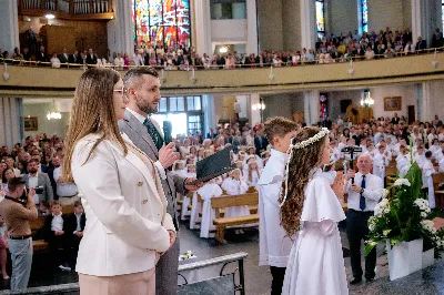 Maj to dla wielu najpiękniejszy miesiąc w roku. W liturgii Kościoła szczególnie wtedy czcimy Maryję oraz radujemy się ze Zmartwychwstania Pańskiego.
W niedzielę 12 maja w naszej Katedrze dzieci z klas III doświadczyły równie wielkiej radości po raz pierwszy w pełni uczestnicząc we Mszy Świętej. To niezwykłe spotkanie z Chrystusem w Komunii Świętej zostało poprzedzone przygotowaniem poprzez katechezy w szkole i spotkania w parafii, a także spowiedzią.
Poprzez niedzielną Eucharystie o godz. 12.00 celebrowaną przez ks. Krzysztofa Gołąbka, proboszcza naszej Katedry, 78 dzieci rozpoczęło wielką przygodę z Jezusem ukrytym w Najświętszym Sakramencie. Towarzyszyli im rodzice, którzy wraz ze swoimi dziećmi przygotowywali się do tego wydarzenia, a także najbliższa rodzina. Posługę w liturgii Mszy Świętej pełniły dzieci pierwszokomunijne oraz ich rodzice.
Wielka radość serc dzieci komunijnych promieniowała na wszystkich uczestników Mszy Świętej i przypominała zebranym na liturgii, że spotkanie z Jezusem Eucharystycznym to przywilej i wielkie szczęście. Czas tej wielkiej radości został przedłużony przez „Biały Tydzień”, w którym dzieci uczestniczyły w wieczornej Eucharystii, przyjmując Jezusa do swoich serc. 
Wszystkim dzieciom, które w tym roku przeżywały swoją Pierwszą Komunię Świętą, życzymy, aby nie gasł w nich zapał do poznawania Jezusa i Jego nauki, a radość, jaka towarzyszyła tym dniom, była nieodłączną towarzyszką ich spotkań z Jezusem w Eucharystii. A s. Julicie i ks. Julianowi dziękujemy za serce włożone w przygotowanie dzieci do tego wielkiego wydarzenia.
 
fot. Fotografia-64 Wacław Patro