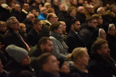 W liturgiczne wspomnienie św. Jana Apostoła (27 grudnia) w katedrze rzeszowskiej celebrowano Eucharystię, której przewodniczył bp Jan Wątroba. Mszę św. koncelebrował abp Edward Nowak, bp Edward Białogłowski, a także ok. 60 kapłanów, którzy wraz z przedstawicielami wspólnot, stowarzyszeń i instytucji modlili się w intencji Biskupa Rzeszowskiego z okazji jego imienin.
Homilię wygłosił ks. Janusz Kosior, proboszcz parafii pw. św. Jadwigi Królowej w Rzeszowie.
Na zakończenie Mszy św. bp Jan Wątroba podziękował za modlitwę i życzenia. 
fot. ks. Jakub Oczkowicz
