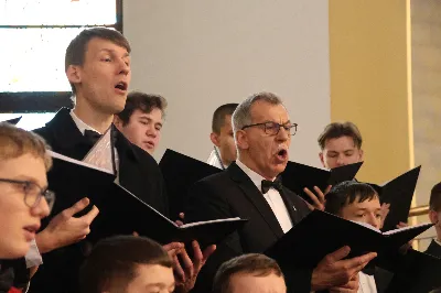 W drugi dzień oktawy Narodzenia Pańskiego o godz. 12.00 w Rzeszowskiej Katedrze została odprawiona uroczysta Eucharystia ku czci św. Szczepana, pierwszego męczennika oraz odbyło się spotkanie opłatkowe Katedralnego Chóru Chłopięco-Męskiego „Pueri Cantores Resovienses”. Eucharystii przewodniczył bp Edward Białogłowski – biskupa pomocniczy senior, a w koncelebrze uczestniczyli ks. Krzysztof Gołąbek – prepozyt kapituły katedralnej i proboszcz Katedry oraz ks. Paweł Matuszewski – notariusz rzeszowskiej Kurii. Kolędy podczas liturgii wykonał Katedralny Chór Chłopięco-Męski „Pueri Cantores Resovienses” pod dyrekcją pani Aleksandry Fiołek-Matuszewskiej. Po Eucharystii, w sali papieskiej odbyło się spotkanie opłatkowe katedralnego chóru. Życzenia błogosławieństwa Bożego od Nowonarodzonego Chrystusa złożył bp Edward Białogłowski. W tradycyjnym przełamaniu opłatkiem, oprócz koncelebrujących Mszę Świętą księży, uczestniczyli: pani Aleksandra Fiołek-Matuszewska – dyrygent chóru, pan Ryszard Bieniek – prezes chóru, ks. Julian Wybraniec, duszpasterz chóru z ramienia Biskupa Rzeszowskiego Jana Wątroby, członkowie zarządu chóru oraz rodzice chórzystów. Fot. Patrycja Pelczar Reszko