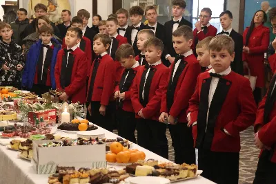 W drugi dzień oktawy Narodzenia Pańskiego o godz. 12.00 w Rzeszowskiej Katedrze została odprawiona uroczysta Eucharystia ku czci św. Szczepana, pierwszego męczennika oraz odbyło się spotkanie opłatkowe Katedralnego Chóru Chłopięco-Męskiego „Pueri Cantores Resovienses”. Eucharystii przewodniczył bp Edward Białogłowski – biskupa pomocniczy senior, a w koncelebrze uczestniczyli ks. Krzysztof Gołąbek – prepozyt kapituły katedralnej i proboszcz Katedry oraz ks. Paweł Matuszewski – notariusz rzeszowskiej Kurii. Kolędy podczas liturgii wykonał Katedralny Chór Chłopięco-Męski „Pueri Cantores Resovienses” pod dyrekcją pani Aleksandry Fiołek-Matuszewskiej. Po Eucharystii, w sali papieskiej odbyło się spotkanie opłatkowe katedralnego chóru. Życzenia błogosławieństwa Bożego od Nowonarodzonego Chrystusa złożył bp Edward Białogłowski. W tradycyjnym przełamaniu opłatkiem, oprócz koncelebrujących Mszę Świętą księży, uczestniczyli: pani Aleksandra Fiołek-Matuszewska – dyrygent chóru, pan Ryszard Bieniek – prezes chóru, ks. Julian Wybraniec, duszpasterz chóru z ramienia Biskupa Rzeszowskiego Jana Wątroby, członkowie zarządu chóru oraz rodzice chórzystów. Fot. Patrycja Pelczar Reszko