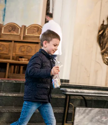 W V Niedzielę Wielkiego Postu, podczas Mszy Świętej o godz. 12:00, ks. Krzysztof Gołąbek – proboszcz naszej Katedry, przyjął do grona Liturgicznej Służby Ołtarza siedmiu nowych ministrantów.  Po odpowiednim przygotowaniu, pod czujnym okiem ks. Pawła Wójcika oraz animatorów Adama i Miłosza, chłopcy otrzymali stopień ministranta choralisty – po raz pierwszy założyli kołnierzyki i otrzymali legitymacje ministranckie. To wyjątkowy moment i ogromna radość dla naszej wspólnoty! Podczas Mszy Świętej zaśpiewała Dziewczęca Schola Katedralna. Serdecznie gratulujemy chłopcom odwagi oraz życzymy wytrwałości w tej pięknej służbie przy Ołtarzu Pana Jezusa. Jeśli chcesz dołączyć do grona ministrantów – serdecznie zapraszamy! Zainteresowanych prosimy o kontakt z ks. Pawłem Wójcikiem.
fot. Antoni Ważny