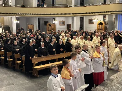 W liturgiczne wspomnienie św. Jana Apostoła (27.12.) w katedrze rzeszowskiej celebrowano Eucharystię, której przewodniczył bp Jan Wątroba. Mszę św. koncelebrował bp Edward Białogłowski, a także ok. 60 kapłanów, którzy wraz z przedstawicielami wspólnot, stowarzyszeń i instytucji modlili się w intencji Biskupa Rzeszowskiego z okazji jego imienin. Homilię wygłosił ks. Tomasz Nowak, proboszcz parafii pw. Świętego Krzyża w Rzeszowie, który pełni również funkcję dziekana dekanatu Rzeszów-Fara oraz wicedyrektora Katolickiego Radia Via. Na zakończenie Mszy św. bp Jan Wątroba podziękował za modlitwę i życzenia.