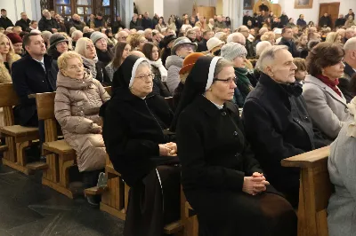 W drugi dzień oktawy Narodzenia Pańskiego o godz. 12.00 w Rzeszowskiej Katedrze została odprawiona uroczysta Eucharystia ku czci św. Szczepana, pierwszego męczennika oraz odbyło się spotkanie opłatkowe Katedralnego Chóru Chłopięco-Męskiego „Pueri Cantores Resovienses”. Eucharystii przewodniczył bp Edward Białogłowski – biskupa pomocniczy senior, a w koncelebrze uczestniczyli ks. Krzysztof Gołąbek – prepozyt kapituły katedralnej i proboszcz Katedry oraz ks. Paweł Matuszewski – notariusz rzeszowskiej Kurii. Kolędy podczas liturgii wykonał Katedralny Chór Chłopięco-Męski „Pueri Cantores Resovienses” pod dyrekcją pani Aleksandry Fiołek-Matuszewskiej. Po Eucharystii, w sali papieskiej odbyło się spotkanie opłatkowe katedralnego chóru. Życzenia błogosławieństwa Bożego od Nowonarodzonego Chrystusa złożył bp Edward Białogłowski. W tradycyjnym przełamaniu opłatkiem, oprócz koncelebrujących Mszę Świętą księży, uczestniczyli: pani Aleksandra Fiołek-Matuszewska – dyrygent chóru, pan Ryszard Bieniek – prezes chóru, ks. Julian Wybraniec, duszpasterz chóru z ramienia Biskupa Rzeszowskiego Jana Wątroby, członkowie zarządu chóru oraz rodzice chórzystów. Fot. Patrycja Pelczar Reszko