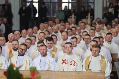 „Eucharystia powinna nas prowadzić do odkrycia kapłańskiej misji Ludu Bożego, kapłańskiej misji każdego z nas” – powiedział Biskup Rzeszowski podczas Mszy Wieczerzy Pańskiej, której przewodniczył w katedrze rzeszowskiej w Wielki Czwartek, 2 kwietnia 2026 r.

Podczas uroczystej liturgii Wielkiego Czwartku w katedrze rzeszowskiej, której przewodniczył bp Jan Wątroba, wierni zostali zaproszeni do refleksji nad tajemnicą Eucharystii, kapłaństwa oraz powołania całego Ludu Bożego do udziału w misji Chrystusa. Na zakończenie homilii biskup zachęcił do szczególnej modlitwy za kapłanów, zwłaszcza tych przeżywających trudności i kryzysy. „Panie Jezu, dobry pasterzu i towarzyszu wędrówki, dziś powierzamy Ci wszystkich kapłanów, ale zwłaszcza tych, którzy przechodzą chwilę kryzysu” – powiedział Biskup Rzeszowski. Wezwał także wspólnotę wiernych do troski o kapłanów poprzez modlitwę, życzliwość i wsparcie.

Wielkoczwartkowa liturgia w katedrze rzeszowskiej stała się nie tylko dziękczynieniem za dar Eucharystii i kapłaństwa, ale także wezwaniem do odnowienia świadomości odpowiedzialności każdego wiernego za życie Kościoła i świadectwo wiary w świecie. fot. ks. Jakub Oczkowicz
