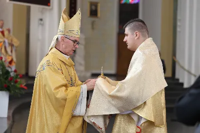 „Eucharystia powinna nas prowadzić do odkrycia kapłańskiej misji Ludu Bożego, kapłańskiej misji każdego z nas” – powiedział Biskup Rzeszowski podczas Mszy Wieczerzy Pańskiej, której przewodniczył w katedrze rzeszowskiej w Wielki Czwartek, 2 kwietnia 2026 r.

Podczas uroczystej liturgii Wielkiego Czwartku w katedrze rzeszowskiej, której przewodniczył bp Jan Wątroba, wierni zostali zaproszeni do refleksji nad tajemnicą Eucharystii, kapłaństwa oraz powołania całego Ludu Bożego do udziału w misji Chrystusa. Na zakończenie homilii biskup zachęcił do szczególnej modlitwy za kapłanów, zwłaszcza tych przeżywających trudności i kryzysy. „Panie Jezu, dobry pasterzu i towarzyszu wędrówki, dziś powierzamy Ci wszystkich kapłanów, ale zwłaszcza tych, którzy przechodzą chwilę kryzysu” – powiedział Biskup Rzeszowski. Wezwał także wspólnotę wiernych do troski o kapłanów poprzez modlitwę, życzliwość i wsparcie.

Wielkoczwartkowa liturgia w katedrze rzeszowskiej stała się nie tylko dziękczynieniem za dar Eucharystii i kapłaństwa, ale także wezwaniem do odnowienia świadomości odpowiedzialności każdego wiernego za życie Kościoła i świadectwo wiary w świecie. fot. ks. Jakub Oczkowicz