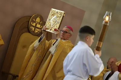 „Eucharystia powinna nas prowadzić do odkrycia kapłańskiej misji Ludu Bożego, kapłańskiej misji każdego z nas” – powiedział Biskup Rzeszowski podczas Mszy Wieczerzy Pańskiej, której przewodniczył w katedrze rzeszowskiej w Wielki Czwartek, 2 kwietnia 2026 r.

Podczas uroczystej liturgii Wielkiego Czwartku w katedrze rzeszowskiej, której przewodniczył bp Jan Wątroba, wierni zostali zaproszeni do refleksji nad tajemnicą Eucharystii, kapłaństwa oraz powołania całego Ludu Bożego do udziału w misji Chrystusa. Na zakończenie homilii biskup zachęcił do szczególnej modlitwy za kapłanów, zwłaszcza tych przeżywających trudności i kryzysy. „Panie Jezu, dobry pasterzu i towarzyszu wędrówki, dziś powierzamy Ci wszystkich kapłanów, ale zwłaszcza tych, którzy przechodzą chwilę kryzysu” – powiedział Biskup Rzeszowski. Wezwał także wspólnotę wiernych do troski o kapłanów poprzez modlitwę, życzliwość i wsparcie.

Wielkoczwartkowa liturgia w katedrze rzeszowskiej stała się nie tylko dziękczynieniem za dar Eucharystii i kapłaństwa, ale także wezwaniem do odnowienia świadomości odpowiedzialności każdego wiernego za życie Kościoła i świadectwo wiary w świecie. fot. ks. Jakub Oczkowicz