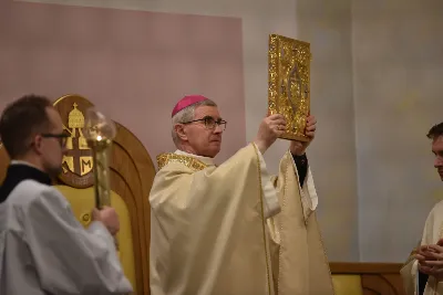 Uroczystej liturgii w uroczystość Objawienia Pańskiego w katedrze rzeszowskiej przewodniczył bp Jan Wątroba. W koncelebrze wziął udział bp Kazimierz Górny oraz kilkudziesięciu kapłanów. Szczególną intencją Eucharystii była modlitwa za bp. Kazimierza Górnego, obchodzącego 40. rocznicę sakry biskupiej oraz za bp. Edwarda Białogłowskiego, który święcenia biskupie przyjął 37 lat temu.
Na początku liturgii przedstawiciele parafii przekazali życzenia Biskupom Seniorom. Po odczytaniu Ewangelii, zgodnie z dawnym zwyczajem, wygłoszono Anuncjacę, czyli ogłoszenie dat Świąt Paschalnych i innych świąt ruchomych w bieżącym roku liturgicznym. Obrzęd ten ma na celu przypomnienie, że całe życie chrześcijanina i liturgia Kościoła, zmierzają ku najważniejszej tajemnicy, Paschy Chrystusa. Podczas liturgii, zgodnie ze świątecznym zwyczajem, pobłogosławiono kredę i kadzidło.
Na zakończenie Mszy św. bp Kazimierz Górny podziękował uczestnikom liturgii za wspólną modlitwę i przekazane życzenia. fot. ks. Jakub Oczkowicz