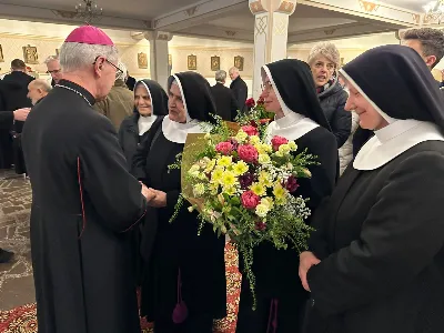 W liturgiczne wspomnienie św. Jana Apostoła (27.12.) w katedrze rzeszowskiej celebrowano Eucharystię, której przewodniczył bp Jan Wątroba. Mszę św. koncelebrował bp Edward Białogłowski, a także ok. 60 kapłanów, którzy wraz z przedstawicielami wspólnot, stowarzyszeń i instytucji modlili się w intencji Biskupa Rzeszowskiego z okazji jego imienin. Homilię wygłosił ks. Tomasz Nowak, proboszcz parafii pw. Świętego Krzyża w Rzeszowie, który pełni również funkcję dziekana dekanatu Rzeszów-Fara oraz wicedyrektora Katolickiego Radia Via. Na zakończenie Mszy św. bp Jan Wątroba podziękował za modlitwę i życzenia.