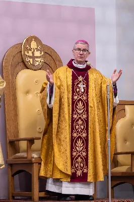 W wigilię uroczystości Bożego Narodzenia w rzeszowskiej katedrze została odprawiona tzw. Msza pasterzy, popularnie zwana „Pasterką”. Uroczystej Eucharystii na rozpoczęcie liturgicznego okresu Bożego Narodzenia przewodniczył bp Jan Wątroba, Pasterz Diecezji Rzeszowskiej. Po procesji wejścia, ks. Krzysztof Gołąbek, proboszcz parafii katedralnej, złożył figurkę Dzieciątka Jezus w symbolicznym żłóbku. Liturgia Słowa podkreślała radość z narodzenia oczekiwanego Mesjasza: „Dziś się narodził Chrystus Pan, Zbawiciel”. Homilię wygłosił bp Jan Wątroba. Na zakończenie uroczystej Eucharystii ks. Krzysztof Gołąbek złożył świąteczne życzenia wszystkim obecnym w katedrze oraz radiosłuchaczom Katolickiego Radia VIA. fot. Joanna Prasoł
