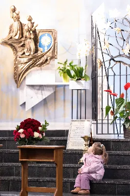 W niedzielę 11 stycznia 2026 r., na zakończenie rodzinnej Mszy Świętej o godz. 12.00, odbyło się uroczyste podsumowanie roku formacyjnego Liturgicznej Służby Ołtarza Katedry Rzeszowskiej.

Statuetkę Złotego Ministranta otrzymali Karol Kowalski oraz Dawid Pruchnicki.
Statuetkę Srebrnego Ministranta otrzymał Piotr Warzybok.
Statuetkę Brązowego Ministranta otrzymał Paweł Górka.

Wszystkim nagrodzonym serdecznie gratulujemy, a pozostałych ministrantów zachęcamy do dalszej, wytrwałej i gorliwej służby przy ołtarzu.

Serdecznie dziękujemy osobom i firmom wspierającym działalność Liturgicznej Służby Ołtarza:
– Państwu Jolancie i Sławomirowi Zawidlakom (Majstal – cięcie laserowe),
– Państwu Sylwii i Łukaszowi Kowalskim (drukowalscy.pl) za przygotowanie projektu i ufundowanie statuetek,
– Państwu Annie i Sławomirowi Wilkom (Matteo Travel – Biuro Podróży) za wsparcie finansowe, które umożliwia ministrantom nieodpłatne korzystanie z hali sportowej.

Wyrażamy wdzięczność wszystkim parafianom, którzy w uroczystość Objawienia Pańskiego zakupili „kadzidło”, wspierając w ten sposób Fundusz Ministrancki.

Dziękujemy przede wszystkim ks. Pawłowi Wójcikowi za codzienną troskę, opiekę i formację Liturgicznej Służby Ołtarza.

Zapraszamy wszystkich chłopców, którzy chcieliby dołączyć do grona Liturgicznej Służby Ołtarza. Służba przy ołtarzu to piękna droga pogłębiania wiary, nauki odpowiedzialności oraz współtworzenia piękna liturgii.

Fot. Joanna Prasoł