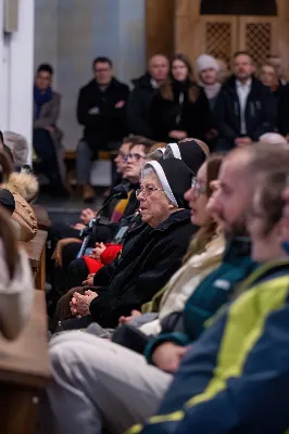 W wigilię uroczystości Bożego Narodzenia w rzeszowskiej katedrze została odprawiona tzw. Msza pasterzy, popularnie zwana „Pasterką”. Uroczystej Eucharystii na rozpoczęcie liturgicznego okresu Bożego Narodzenia przewodniczył bp Jan Wątroba, Pasterz Diecezji Rzeszowskiej. Po procesji wejścia, ks. Krzysztof Gołąbek, proboszcz parafii katedralnej, złożył figurkę Dzieciątka Jezus w symbolicznym żłóbku. Liturgia Słowa podkreślała radość z narodzenia oczekiwanego Mesjasza: „Dziś się narodził Chrystus Pan, Zbawiciel”. Homilię wygłosił bp Jan Wątroba. Na zakończenie uroczystej Eucharystii ks. Krzysztof Gołąbek złożył świąteczne życzenia wszystkim obecnym w katedrze oraz radiosłuchaczom Katolickiego Radia VIA. fot. Joanna Prasoł