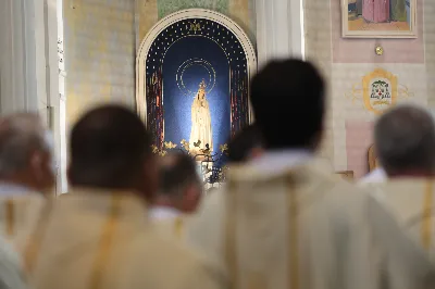 „Eucharystia powinna nas prowadzić do odkrycia kapłańskiej misji Ludu Bożego, kapłańskiej misji każdego z nas” – powiedział Biskup Rzeszowski podczas Mszy Wieczerzy Pańskiej, której przewodniczył w katedrze rzeszowskiej w Wielki Czwartek, 2 kwietnia 2026 r.

Podczas uroczystej liturgii Wielkiego Czwartku w katedrze rzeszowskiej, której przewodniczył bp Jan Wątroba, wierni zostali zaproszeni do refleksji nad tajemnicą Eucharystii, kapłaństwa oraz powołania całego Ludu Bożego do udziału w misji Chrystusa. Na zakończenie homilii biskup zachęcił do szczególnej modlitwy za kapłanów, zwłaszcza tych przeżywających trudności i kryzysy. „Panie Jezu, dobry pasterzu i towarzyszu wędrówki, dziś powierzamy Ci wszystkich kapłanów, ale zwłaszcza tych, którzy przechodzą chwilę kryzysu” – powiedział Biskup Rzeszowski. Wezwał także wspólnotę wiernych do troski o kapłanów poprzez modlitwę, życzliwość i wsparcie.

Wielkoczwartkowa liturgia w katedrze rzeszowskiej stała się nie tylko dziękczynieniem za dar Eucharystii i kapłaństwa, ale także wezwaniem do odnowienia świadomości odpowiedzialności każdego wiernego za życie Kościoła i świadectwo wiary w świecie. fot. ks. Jakub Oczkowicz