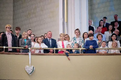 Maj to dla wielu najpiękniejszy miesiąc w roku. W liturgii Kościoła szczególnie wtedy czcimy Maryję oraz radujemy się ze Zmartwychwstania Pańskiego.
W niedzielę 12 maja w naszej Katedrze dzieci z klas III doświadczyły równie wielkiej radości po raz pierwszy w pełni uczestnicząc we Mszy Świętej. To niezwykłe spotkanie z Chrystusem w Komunii Świętej zostało poprzedzone przygotowaniem poprzez katechezy w szkole i spotkania w parafii, a także spowiedzią.
Poprzez niedzielną Eucharystie o godz. 12.00 celebrowaną przez ks. Krzysztofa Gołąbka, proboszcza naszej Katedry, 78 dzieci rozpoczęło wielką przygodę z Jezusem ukrytym w Najświętszym Sakramencie. Towarzyszyli im rodzice, którzy wraz ze swoimi dziećmi przygotowywali się do tego wydarzenia, a także najbliższa rodzina. Posługę w liturgii Mszy Świętej pełniły dzieci pierwszokomunijne oraz ich rodzice.
Wielka radość serc dzieci komunijnych promieniowała na wszystkich uczestników Mszy Świętej i przypominała zebranym na liturgii, że spotkanie z Jezusem Eucharystycznym to przywilej i wielkie szczęście. Czas tej wielkiej radości został przedłużony przez „Biały Tydzień”, w którym dzieci uczestniczyły w wieczornej Eucharystii, przyjmując Jezusa do swoich serc. 
Wszystkim dzieciom, które w tym roku przeżywały swoją Pierwszą Komunię Świętą, życzymy, aby nie gasł w nich zapał do poznawania Jezusa i Jego nauki, a radość, jaka towarzyszyła tym dniom, była nieodłączną towarzyszką ich spotkań z Jezusem w Eucharystii. A s. Julicie i ks. Julianowi dziękujemy za serce włożone w przygotowanie dzieci do tego wielkiego wydarzenia.
 
fot. Fotografia-64 Wacław Patro