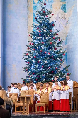 W niedzielę 11 stycznia 2026 r., na zakończenie rodzinnej Mszy Świętej o godz. 12.00, odbyło się uroczyste podsumowanie roku formacyjnego Liturgicznej Służby Ołtarza Katedry Rzeszowskiej.

Statuetkę Złotego Ministranta otrzymali Karol Kowalski oraz Dawid Pruchnicki.
Statuetkę Srebrnego Ministranta otrzymał Piotr Warzybok.
Statuetkę Brązowego Ministranta otrzymał Paweł Górka.

Wszystkim nagrodzonym serdecznie gratulujemy, a pozostałych ministrantów zachęcamy do dalszej, wytrwałej i gorliwej służby przy ołtarzu.

Serdecznie dziękujemy osobom i firmom wspierającym działalność Liturgicznej Służby Ołtarza:
– Państwu Jolancie i Sławomirowi Zawidlakom (Majstal – cięcie laserowe),
– Państwu Sylwii i Łukaszowi Kowalskim (drukowalscy.pl) za przygotowanie projektu i ufundowanie statuetek,
– Państwu Annie i Sławomirowi Wilkom (Matteo Travel – Biuro Podróży) za wsparcie finansowe, które umożliwia ministrantom nieodpłatne korzystanie z hali sportowej.

Wyrażamy wdzięczność wszystkim parafianom, którzy w uroczystość Objawienia Pańskiego zakupili „kadzidło”, wspierając w ten sposób Fundusz Ministrancki.

Dziękujemy przede wszystkim ks. Pawłowi Wójcikowi za codzienną troskę, opiekę i formację Liturgicznej Służby Ołtarza.

Zapraszamy wszystkich chłopców, którzy chcieliby dołączyć do grona Liturgicznej Służby Ołtarza. Służba przy ołtarzu to piękna droga pogłębiania wiary, nauki odpowiedzialności oraz współtworzenia piękna liturgii.

Fot. Joanna Prasoł