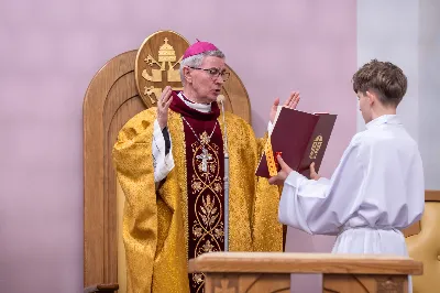 W wigilię uroczystości Bożego Narodzenia w rzeszowskiej katedrze została odprawiona tzw. Msza pasterzy, popularnie zwana „Pasterką”. Uroczystej Eucharystii na rozpoczęcie liturgicznego okresu Bożego Narodzenia przewodniczył bp Jan Wątroba, Pasterz Diecezji Rzeszowskiej. Po procesji wejścia, ks. Krzysztof Gołąbek, proboszcz parafii katedralnej, złożył figurkę Dzieciątka Jezus w symbolicznym żłóbku. Liturgia Słowa podkreślała radość z narodzenia oczekiwanego Mesjasza: „Dziś się narodził Chrystus Pan, Zbawiciel”. Homilię wygłosił bp Jan Wątroba. Na zakończenie uroczystej Eucharystii ks. Krzysztof Gołąbek złożył świąteczne życzenia wszystkim obecnym w katedrze oraz radiosłuchaczom Katolickiego Radia VIA. fot. Joanna Prasoł
