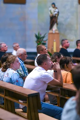 Znakomity, pełen wirtuozowskiego blasku i wielobarwny recital niemieckiego organisty Ulferta Smidta z Hannoveru zakończył w minioną niedzielę w naszej Katedrze tegoroczną edycję Podkarpackiego Festiwalu Organowego. W upalny wieczór publiczność dopisała jak zawsze niezawodnie, dając się prowadzić naszemu Gościowi przez meandry muzyki różnych stylów i epok. Gospodarzami tej muzycznej uczty byli: proboszcz katedry ks. kanonik Krzysztof Gołąbek oraz Agnieszka Radwan-Stefańska, prezes naszej Fundacji, organizatora Festiwalu. Fot. Joanna Prasoł Fundacja Promocji Kultury i Sztuki ARS PRO ARTE