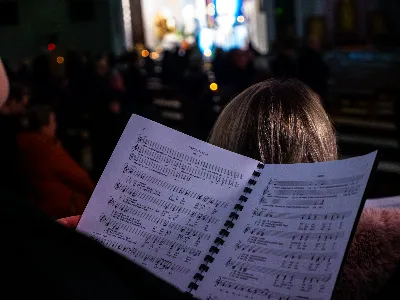 „Zaiste, godna jesteś, Matko, wszelkiej chwały, któraś między wszystkimi świętymi Najświętsze zrodziła Słowo. Od przyszłej kary wybaw nas, którzy pospołu do Ciebie wołamy: Alleluja”. Tymi słowami wychwalali Matkę Bożą zgromadzeni w rzeszowskiej katedrze w wigilię jednej z najważniejszych uroczystości w Kościele – uroczystości Niepokalanego Poczęcia Najświętszej Maryi Panny. W tym szczególnym dniu miało miejsce nabożeństwo Akatystu ku czci Bogurodzicy – jednego z najstarszych hymnów liturgicznych wychwalających Najświętszą Maryję Pannę.

Nabożeństwo zyskało szczególną rangę, gdyż wraz z wiernymi modlił się także Biskup Rzeszowski Jan Wątroba, co podkreślało doniosłość tego wydarzenia dla katedralnej wspólnoty.

Historia Akatystu sięga V wieku, a jego autorstwo przypisuje się świętemu Romanowi Pieśniarzowi. Według tradycji, święty otrzymał hymn w niezwykły sposób – miał się mu objawić we śnie Niebiański Wysłannik i wręczyć zwój z tekstem. Rankiem święty Roman wyśpiewał jego treść, a hymn ten przez wieki rozbrzmiewa ku czci Bogurodzicy. Według jednej z podań historycznych, Akatyst został po raz pierwszy wykonany 7 sierpnia 626 roku, gdy – za wstawiennictwem Maryi – miasto Konstantynopol zostało cudownie uratowane przed najazdem. Wtedy też mieszkańcy śpiewali hymn całą noc, stojąc na znak wdzięczności i czci.

Choć Akatyst wywodzi się z tradycji bizantyńskiej i jest ściśle związany z liturgią wschodnią, już w VIII wieku został przetłumaczony na łacinę, a później na wiele języków narodowych. W ten sposób trafił także do praktyki liturgicznej Kościoła Zachodniego. Współcześnie jest odmawiany i śpiewany w wielu kościołach w Polsce – zwłaszcza przy okazji uroczystości maryjnych, takich jak 8 grudnia (Niepokalane Poczęcie NMP) czy 25 marca (Zwiastowanie NMP).

Akatyst składa się z 24 zwrotek, które ułożone są według kolejnych liter alfabetu. Każda strofa wprowadza głęboką refleksję nad tajemnicą Wcielenia Słowa i rolą Maryi w planie zbawienia. Niezwykłym elementem tej modlitwy jest fakt, że każda dłuższa strofa rozpoczyna się uroczystym „Witaj”, a kończy wezwaniem „Witaj Oblubienico Dziewicza”. Ze względu na greckie znaczenie słowa akathistos („nie siedzący”), hymn wykonuje się na stojąco.

W przeddzień uroczystości Niepokalanego Poczęcia NMP wierni licznie zgromadzili się w rzeszowskiej katedrze, by wspólnie uwielbiać Tę, która została zachowana od zmazy pierworodnej. Wprowadzenia w modlitwę Akatystu dokonał ks. Julian Wybraniec, przypominając historię tego starożytnego nabożeństwa i objaśniając jego strukturę. Po uroczystej procesji wejścia, przy figurze Matki Bożej Fatimskiej, rozpoczęto modlitwę wezwaniem „O Waleczna Hetmanko”. Nabożeństwu przewodniczył ks. Karol Migut, wikariusz katedralny, a trzygłosowy śpiew poprowadziła Katedralna Schola Liturgiczna pod dyrekcją ks. Juliana Wybrańca.

Wyjątkowy klimat tej modlitwy podkreślały elementy pełne symboliki – figura Matki Bożej wielokrotnie okadzana, światła w świątyni niemal całkowicie zgaszone, a jedynym światłem stały się zapalone świece trzymane w dłoniach wiernych. Nabożeństwo zakończyło się uroczystym błogosławieństwem i rozesłaniem.

Bogactwo duchowe i teologiczne Akatystu pozwoliło uczestnikom nie tylko przygotować się do uroczystości Niepokalanego Poczęcia, ale także pogłębić refleksję nad rolą Maryi w Boskim planie zbawienia. Wyszeptane i uniesione modlitwy pomogły wiernym dostrzec, że Maryja jest Przewodniczką na drodze przygotowania do przyjścia Zbawiciela – zarówno w nadchodzącego Bożego Narodzenia, jak i w oczekiwanym powtórnym przyjściu Chrystusa na ziemię.

Niech ta modlitwa, odwieczna w swojej treści i dziś odżywająca przez wspólne uczestnictwo, pogłębi w nas wiarę, nadzieję i miłość – zwłaszcza w czasie Adwentu.

Angelika Karnasiewicz, fot. Antoni Ważny