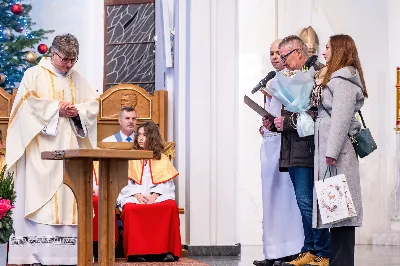 W niedzielę 11 stycznia 2026 r., na zakończenie rodzinnej Mszy Świętej o godz. 12.00, odbyło się uroczyste podsumowanie roku formacyjnego Liturgicznej Służby Ołtarza Katedry Rzeszowskiej.

Statuetkę Złotego Ministranta otrzymali Karol Kowalski oraz Dawid Pruchnicki.
Statuetkę Srebrnego Ministranta otrzymał Piotr Warzybok.
Statuetkę Brązowego Ministranta otrzymał Paweł Górka.

Wszystkim nagrodzonym serdecznie gratulujemy, a pozostałych ministrantów zachęcamy do dalszej, wytrwałej i gorliwej służby przy ołtarzu.

Serdecznie dziękujemy osobom i firmom wspierającym działalność Liturgicznej Służby Ołtarza:
– Państwu Jolancie i Sławomirowi Zawidlakom (Majstal – cięcie laserowe),
– Państwu Sylwii i Łukaszowi Kowalskim (drukowalscy.pl) za przygotowanie projektu i ufundowanie statuetek,
– Państwu Annie i Sławomirowi Wilkom (Matteo Travel – Biuro Podróży) za wsparcie finansowe, które umożliwia ministrantom nieodpłatne korzystanie z hali sportowej.

Wyrażamy wdzięczność wszystkim parafianom, którzy w uroczystość Objawienia Pańskiego zakupili „kadzidło”, wspierając w ten sposób Fundusz Ministrancki.

Dziękujemy przede wszystkim ks. Pawłowi Wójcikowi za codzienną troskę, opiekę i formację Liturgicznej Służby Ołtarza.

Zapraszamy wszystkich chłopców, którzy chcieliby dołączyć do grona Liturgicznej Służby Ołtarza. Służba przy ołtarzu to piękna droga pogłębiania wiary, nauki odpowiedzialności oraz współtworzenia piękna liturgii.

Fot. Joanna Prasoł