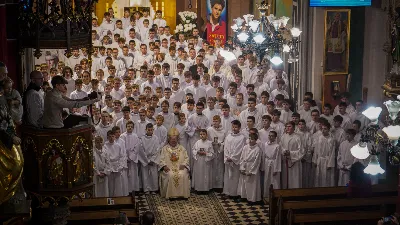 W sobotę, 15 listopada 2025 r., w Sanktuarium św. Józefa w Rzeszowie aż 205 ministrantów z całej diecezji otrzymało błogosławieństwo do pełnienia funkcji lektora. Wśród nich znalazło się dziesięciu przedstawicieli naszej parafii – 9 chłopców i 1 dorosły mężczyzna.

Podczas uroczystości Ks. Bp Kazimierz Górny przypomniał, jak odpowiedzialna jest rola tych, którzy proklamują Słowo Boże. Podkreślił, że liczy się nie tylko piękna dykcja i postawa liturgiczna, ale również godne, chrześcijańskie życie na co dzień.

Nowi lektorzy z naszej parafii to: Wojciech, Paweł, Piotr, Wojciech, Dawid, Damian, Dawid, Michał, Olaf, Aleksander.

Składamy serdeczne gratulacje nowym lektorom, ich rodzicom oraz ks. Pawłowi Wójcikowi – opiekunowi LSO! Niech zapał i gotowość do służby sprawią, że ich posługa Słowa będzie umacniać całą naszą wspólnotę.

fot. ks. Jakub Oczkowicz, Łukasz Lewandowski, Wiktor Woliński