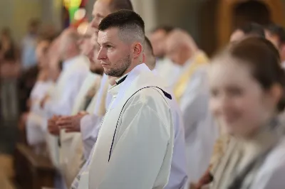 „Eucharystia powinna nas prowadzić do odkrycia kapłańskiej misji Ludu Bożego, kapłańskiej misji każdego z nas” – powiedział Biskup Rzeszowski podczas Mszy Wieczerzy Pańskiej, której przewodniczył w katedrze rzeszowskiej w Wielki Czwartek, 2 kwietnia 2026 r.

Podczas uroczystej liturgii Wielkiego Czwartku w katedrze rzeszowskiej, której przewodniczył bp Jan Wątroba, wierni zostali zaproszeni do refleksji nad tajemnicą Eucharystii, kapłaństwa oraz powołania całego Ludu Bożego do udziału w misji Chrystusa. Na zakończenie homilii biskup zachęcił do szczególnej modlitwy za kapłanów, zwłaszcza tych przeżywających trudności i kryzysy. „Panie Jezu, dobry pasterzu i towarzyszu wędrówki, dziś powierzamy Ci wszystkich kapłanów, ale zwłaszcza tych, którzy przechodzą chwilę kryzysu” – powiedział Biskup Rzeszowski. Wezwał także wspólnotę wiernych do troski o kapłanów poprzez modlitwę, życzliwość i wsparcie.

Wielkoczwartkowa liturgia w katedrze rzeszowskiej stała się nie tylko dziękczynieniem za dar Eucharystii i kapłaństwa, ale także wezwaniem do odnowienia świadomości odpowiedzialności każdego wiernego za życie Kościoła i świadectwo wiary w świecie. fot. ks. Jakub Oczkowicz