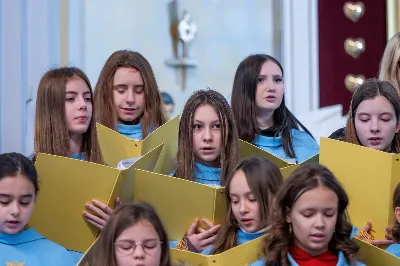W niedzielę 11 stycznia 2026 r., na zakończenie rodzinnej Mszy Świętej o godz. 12.00, odbyło się uroczyste podsumowanie roku formacyjnego Liturgicznej Służby Ołtarza Katedry Rzeszowskiej.

Statuetkę Złotego Ministranta otrzymali Karol Kowalski oraz Dawid Pruchnicki.
Statuetkę Srebrnego Ministranta otrzymał Piotr Warzybok.
Statuetkę Brązowego Ministranta otrzymał Paweł Górka.

Wszystkim nagrodzonym serdecznie gratulujemy, a pozostałych ministrantów zachęcamy do dalszej, wytrwałej i gorliwej służby przy ołtarzu.

Serdecznie dziękujemy osobom i firmom wspierającym działalność Liturgicznej Służby Ołtarza:
– Państwu Jolancie i Sławomirowi Zawidlakom (Majstal – cięcie laserowe),
– Państwu Sylwii i Łukaszowi Kowalskim (drukowalscy.pl) za przygotowanie projektu i ufundowanie statuetek,
– Państwu Annie i Sławomirowi Wilkom (Matteo Travel – Biuro Podróży) za wsparcie finansowe, które umożliwia ministrantom nieodpłatne korzystanie z hali sportowej.

Wyrażamy wdzięczność wszystkim parafianom, którzy w uroczystość Objawienia Pańskiego zakupili „kadzidło”, wspierając w ten sposób Fundusz Ministrancki.

Dziękujemy przede wszystkim ks. Pawłowi Wójcikowi za codzienną troskę, opiekę i formację Liturgicznej Służby Ołtarza.

Zapraszamy wszystkich chłopców, którzy chcieliby dołączyć do grona Liturgicznej Służby Ołtarza. Służba przy ołtarzu to piękna droga pogłębiania wiary, nauki odpowiedzialności oraz współtworzenia piękna liturgii.

Fot. Joanna Prasoł
