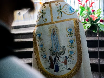 „Zaiste, godna jesteś, Matko, wszelkiej chwały, któraś między wszystkimi świętymi Najświętsze zrodziła Słowo. Od przyszłej kary wybaw nas, którzy pospołu do Ciebie wołamy: Alleluja”. Tymi słowami wychwalali Matkę Bożą zgromadzeni w rzeszowskiej katedrze w wigilię jednej z najważniejszych uroczystości w Kościele – uroczystości Niepokalanego Poczęcia Najświętszej Maryi Panny. W tym szczególnym dniu miało miejsce nabożeństwo Akatystu ku czci Bogurodzicy – jednego z najstarszych hymnów liturgicznych wychwalających Najświętszą Maryję Pannę.

Nabożeństwo zyskało szczególną rangę, gdyż wraz z wiernymi modlił się także Biskup Rzeszowski Jan Wątroba, co podkreślało doniosłość tego wydarzenia dla katedralnej wspólnoty.

Historia Akatystu sięga V wieku, a jego autorstwo przypisuje się świętemu Romanowi Pieśniarzowi. Według tradycji, święty otrzymał hymn w niezwykły sposób – miał się mu objawić we śnie Niebiański Wysłannik i wręczyć zwój z tekstem. Rankiem święty Roman wyśpiewał jego treść, a hymn ten przez wieki rozbrzmiewa ku czci Bogurodzicy. Według jednej z podań historycznych, Akatyst został po raz pierwszy wykonany 7 sierpnia 626 roku, gdy – za wstawiennictwem Maryi – miasto Konstantynopol zostało cudownie uratowane przed najazdem. Wtedy też mieszkańcy śpiewali hymn całą noc, stojąc na znak wdzięczności i czci.

Choć Akatyst wywodzi się z tradycji bizantyńskiej i jest ściśle związany z liturgią wschodnią, już w VIII wieku został przetłumaczony na łacinę, a później na wiele języków narodowych. W ten sposób trafił także do praktyki liturgicznej Kościoła Zachodniego. Współcześnie jest odmawiany i śpiewany w wielu kościołach w Polsce – zwłaszcza przy okazji uroczystości maryjnych, takich jak 8 grudnia (Niepokalane Poczęcie NMP) czy 25 marca (Zwiastowanie NMP).

Akatyst składa się z 24 zwrotek, które ułożone są według kolejnych liter alfabetu. Każda strofa wprowadza głęboką refleksję nad tajemnicą Wcielenia Słowa i rolą Maryi w planie zbawienia. Niezwykłym elementem tej modlitwy jest fakt, że każda dłuższa strofa rozpoczyna się uroczystym „Witaj”, a kończy wezwaniem „Witaj Oblubienico Dziewicza”. Ze względu na greckie znaczenie słowa akathistos („nie siedzący”), hymn wykonuje się na stojąco.

W przeddzień uroczystości Niepokalanego Poczęcia NMP wierni licznie zgromadzili się w rzeszowskiej katedrze, by wspólnie uwielbiać Tę, która została zachowana od zmazy pierworodnej. Wprowadzenia w modlitwę Akatystu dokonał ks. Julian Wybraniec, przypominając historię tego starożytnego nabożeństwa i objaśniając jego strukturę. Po uroczystej procesji wejścia, przy figurze Matki Bożej Fatimskiej, rozpoczęto modlitwę wezwaniem „O Waleczna Hetmanko”. Nabożeństwu przewodniczył ks. Karol Migut, wikariusz katedralny, a trzygłosowy śpiew poprowadziła Katedralna Schola Liturgiczna pod dyrekcją ks. Juliana Wybrańca.

Wyjątkowy klimat tej modlitwy podkreślały elementy pełne symboliki – figura Matki Bożej wielokrotnie okadzana, światła w świątyni niemal całkowicie zgaszone, a jedynym światłem stały się zapalone świece trzymane w dłoniach wiernych. Nabożeństwo zakończyło się uroczystym błogosławieństwem i rozesłaniem.

Bogactwo duchowe i teologiczne Akatystu pozwoliło uczestnikom nie tylko przygotować się do uroczystości Niepokalanego Poczęcia, ale także pogłębić refleksję nad rolą Maryi w Boskim planie zbawienia. Wyszeptane i uniesione modlitwy pomogły wiernym dostrzec, że Maryja jest Przewodniczką na drodze przygotowania do przyjścia Zbawiciela – zarówno w nadchodzącego Bożego Narodzenia, jak i w oczekiwanym powtórnym przyjściu Chrystusa na ziemię.

Niech ta modlitwa, odwieczna w swojej treści i dziś odżywająca przez wspólne uczestnictwo, pogłębi w nas wiarę, nadzieję i miłość – zwłaszcza w czasie Adwentu.

Angelika Karnasiewicz, fot. Antoni Ważny
