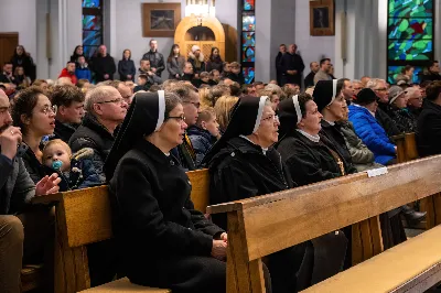 6 kwietnia 2023 r. o godz. 18.00 w Katedrze Rzeszowskiej rozpoczęła się Msza Wieczerzy Pańskiej, której przewodniczył bp Jan Wątroba. W koncelebrze uczestniczyli głównie księża z Parafii Katedralnej i z Wyższego Seminarium Duchownego w Rzeszowie. Po Komunii św. Najświętszy Sakrament przeniesiono do kaplicy adoracji zwanej "ciemnicą" przygotowaną w dolnym kościele Katedry. Podczas liturgii śpiewał Katedralny Chór Chłopięco-Męski "Pueri Cantores Resovienses" pod dyrekcją Edyty Kotuli oraz Angeli Pacuty.
fot. Joanna Prasoł