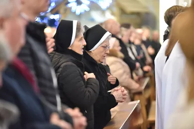 „Jesteśmy pielgrzymami do wiecznej ojczyzny. Pielgrzymka jest symbolem i ilustracją ludzkiego życia na ziemi i kondycji człowieka. Pielgrzym zaś to jedno z najpiękniejszych imion, jakie historia nadała człowiekowi” – mówił bp Jan Wątroba w katedrze rzeszowskiej podczas diecezjalnej inauguracji Roku Jubileuszowego 2025.
Uroczystości rozpoczęły się w kościele akademickim pw. św. Jadwigi Królowej w Rzeszowie. Tam odczytano fragment bulli „Spes non confundit”, a następnie procesja z Krzyżem jubileuszowym, ulicami miasta, dotarła do kościoła katedralnego.
Po dotarciu do katedry, przed głównym wejściem, wiernym obecnym na placu ukazano krzyż i odśpiewano hymn Roku Jubileuszowego 2025.
Kolejnym ważnym momentem liturgii było błogosławieństwo wody w chrzcielnicy, którą pokropiono wiernych uczestniczących we Mszy św.
Eucharystii przewodniczył bp Jan Wątroba, zaś w koncelebrze uczestniczyli bp Edward Białogłowski, bp Kazimierz Górny oraz ok. 50 kapłanów.
Homilię wygłosił bp Jan Wątroba. Po zakończeniu Mszy św. przedstawiciele 25 wspólnot parafialnych z rąk bp. Jana Wątroby odebrali świece jubileuszowe, a także dekrety ustanawiające kościoły jubileuszowe w diecezji rzeszowskiej. Podczas Mszy Swiętej śpiewał Katedralny Chór Chłopięco-Męski „Pueri Cantores Resovienses”.
Fot. ks. Jakub Oczkowicz

