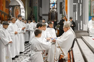 W sobotę, 15 listopada 2025 r., w Sanktuarium św. Józefa w Rzeszowie aż 205 ministrantów z całej diecezji otrzymało błogosławieństwo do pełnienia funkcji lektora. Wśród nich znalazło się dziesięciu przedstawicieli naszej parafii – 9 chłopców i 1 dorosły mężczyzna.

Podczas uroczystości Ks. Bp Kazimierz Górny przypomniał, jak odpowiedzialna jest rola tych, którzy proklamują Słowo Boże. Podkreślił, że liczy się nie tylko piękna dykcja i postawa liturgiczna, ale również godne, chrześcijańskie życie na co dzień.

Nowi lektorzy z naszej parafii to: Wojciech, Paweł, Piotr, Wojciech, Dawid, Damian, Dawid, Michał, Olaf, Aleksander.

Składamy serdeczne gratulacje nowym lektorom, ich rodzicom oraz ks. Pawłowi Wójcikowi – opiekunowi LSO! Niech zapał i gotowość do służby sprawią, że ich posługa Słowa będzie umacniać całą naszą wspólnotę.

fot. ks. Jakub Oczkowicz, Łukasz Lewandowski, Wiktor Woliński