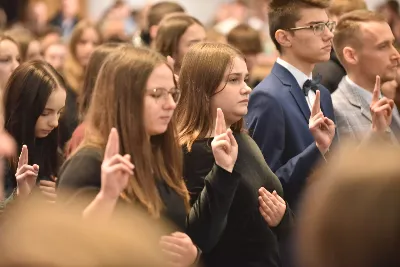 W niedzielę, 24 listopada 2024 r., w uroczystość Jezusa Chrystusa Króla Wszechświata obchodzony jest Światowy Dzień Młodzieży, a także jest to święto patronalne Akcji Katolickiej i Katolickiego Stowarzyszenia Młodzieży. Świętowanie uroczystości Jezusa Chrystusa Króla Wszechświata i 39. Światowego Dnia Młodzieży w diecezji rozpoczęła Eucharystia w katedrze rzeszowskiej, której przewodniczył bp Jan Wątroba. Eucharystię koncelebrowało 60 księży, głównie asystentów Katolickiego Stowarzyszenia Młodzieży, oddziałów Akcji Katolickiej i duszpasterzy młodzieży. W kościele katedralnym w liturgii uczestniczyło prawie 2000 młodych ludzi i kilkaset osób związanych z Akcją Katolicką. Po homilii 60 osób z różnych parafii złożyło przyrzeczenie, poprzez które zostali włączeni do Katolickiego Stowarzyszenia Młodzieży. Kandydaci, przed sztandarem KSM, wypowiedzieli słowa przysięgi: Uroczyście przyrzekam pracować nad sobą, aby móc całym życiem wiernie służyć Bogu, Kościołowi i Ojczyźnie, czynić dobro ludziom, być dobrym członkiem Katolickiego Stowarzyszenia Młodzieży. Po Eucharystii w kościele katedralnym młodzież udała się w uroczystym przemarszu ulicami miasta do Uniwersytetu Rzeszowskiego, gdzie odbywa się druga część obchodów 39. Światowego Dnia Młodzieży pod hasłem „Królewska Uczta”. fot. ks. Jakub Oczkowicz