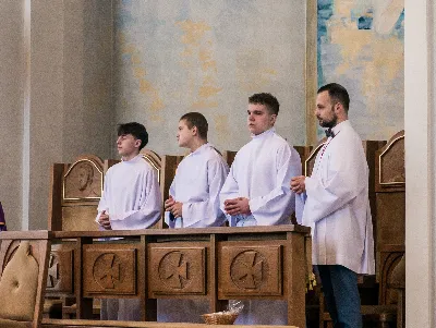 W V Niedzielę Wielkiego Postu, podczas Mszy Świętej o godz. 12:00, ks. Krzysztof Gołąbek – proboszcz naszej Katedry, przyjął do grona Liturgicznej Służby Ołtarza siedmiu nowych ministrantów.  Po odpowiednim przygotowaniu, pod czujnym okiem ks. Pawła Wójcika oraz animatorów Adama i Miłosza, chłopcy otrzymali stopień ministranta choralisty – po raz pierwszy założyli kołnierzyki i otrzymali legitymacje ministranckie. To wyjątkowy moment i ogromna radość dla naszej wspólnoty! Podczas Mszy Świętej zaśpiewała Dziewczęca Schola Katedralna. Serdecznie gratulujemy chłopcom odwagi oraz życzymy wytrwałości w tej pięknej służbie przy Ołtarzu Pana Jezusa. Jeśli chcesz dołączyć do grona ministrantów – serdecznie zapraszamy! Zainteresowanych prosimy o kontakt z ks. Pawłem Wójcikiem.
fot. Antoni Ważny