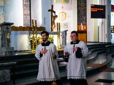 „Zaiste, godna jesteś, Matko, wszelkiej chwały, któraś między wszystkimi świętymi Najświętsze zrodziła Słowo. Od przyszłej kary wybaw nas, którzy pospołu do Ciebie wołamy: Alleluja”. Tymi słowami wychwalali Matkę Bożą zgromadzeni w rzeszowskiej katedrze w wigilię jednej z najważniejszych uroczystości w Kościele – uroczystości Niepokalanego Poczęcia Najświętszej Maryi Panny. W tym szczególnym dniu miało miejsce nabożeństwo Akatystu ku czci Bogurodzicy – jednego z najstarszych hymnów liturgicznych wychwalających Najświętszą Maryję Pannę.

Nabożeństwo zyskało szczególną rangę, gdyż wraz z wiernymi modlił się także Biskup Rzeszowski Jan Wątroba, co podkreślało doniosłość tego wydarzenia dla katedralnej wspólnoty.

Historia Akatystu sięga V wieku, a jego autorstwo przypisuje się świętemu Romanowi Pieśniarzowi. Według tradycji, święty otrzymał hymn w niezwykły sposób – miał się mu objawić we śnie Niebiański Wysłannik i wręczyć zwój z tekstem. Rankiem święty Roman wyśpiewał jego treść, a hymn ten przez wieki rozbrzmiewa ku czci Bogurodzicy. Według jednej z podań historycznych, Akatyst został po raz pierwszy wykonany 7 sierpnia 626 roku, gdy – za wstawiennictwem Maryi – miasto Konstantynopol zostało cudownie uratowane przed najazdem. Wtedy też mieszkańcy śpiewali hymn całą noc, stojąc na znak wdzięczności i czci.

Choć Akatyst wywodzi się z tradycji bizantyńskiej i jest ściśle związany z liturgią wschodnią, już w VIII wieku został przetłumaczony na łacinę, a później na wiele języków narodowych. W ten sposób trafił także do praktyki liturgicznej Kościoła Zachodniego. Współcześnie jest odmawiany i śpiewany w wielu kościołach w Polsce – zwłaszcza przy okazji uroczystości maryjnych, takich jak 8 grudnia (Niepokalane Poczęcie NMP) czy 25 marca (Zwiastowanie NMP).

Akatyst składa się z 24 zwrotek, które ułożone są według kolejnych liter alfabetu. Każda strofa wprowadza głęboką refleksję nad tajemnicą Wcielenia Słowa i rolą Maryi w planie zbawienia. Niezwykłym elementem tej modlitwy jest fakt, że każda dłuższa strofa rozpoczyna się uroczystym „Witaj”, a kończy wezwaniem „Witaj Oblubienico Dziewicza”. Ze względu na greckie znaczenie słowa akathistos („nie siedzący”), hymn wykonuje się na stojąco.

W przeddzień uroczystości Niepokalanego Poczęcia NMP wierni licznie zgromadzili się w rzeszowskiej katedrze, by wspólnie uwielbiać Tę, która została zachowana od zmazy pierworodnej. Wprowadzenia w modlitwę Akatystu dokonał ks. Julian Wybraniec, przypominając historię tego starożytnego nabożeństwa i objaśniając jego strukturę. Po uroczystej procesji wejścia, przy figurze Matki Bożej Fatimskiej, rozpoczęto modlitwę wezwaniem „O Waleczna Hetmanko”. Nabożeństwu przewodniczył ks. Karol Migut, wikariusz katedralny, a trzygłosowy śpiew poprowadziła Katedralna Schola Liturgiczna pod dyrekcją ks. Juliana Wybrańca.

Wyjątkowy klimat tej modlitwy podkreślały elementy pełne symboliki – figura Matki Bożej wielokrotnie okadzana, światła w świątyni niemal całkowicie zgaszone, a jedynym światłem stały się zapalone świece trzymane w dłoniach wiernych. Nabożeństwo zakończyło się uroczystym błogosławieństwem i rozesłaniem.

Bogactwo duchowe i teologiczne Akatystu pozwoliło uczestnikom nie tylko przygotować się do uroczystości Niepokalanego Poczęcia, ale także pogłębić refleksję nad rolą Maryi w Boskim planie zbawienia. Wyszeptane i uniesione modlitwy pomogły wiernym dostrzec, że Maryja jest Przewodniczką na drodze przygotowania do przyjścia Zbawiciela – zarówno w nadchodzącego Bożego Narodzenia, jak i w oczekiwanym powtórnym przyjściu Chrystusa na ziemię.

Niech ta modlitwa, odwieczna w swojej treści i dziś odżywająca przez wspólne uczestnictwo, pogłębi w nas wiarę, nadzieję i miłość – zwłaszcza w czasie Adwentu.

Angelika Karnasiewicz, fot. Antoni Ważny
